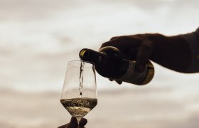 Pouring wine, &copy; Weinviertel Tourismus / Sophie Menegaldo