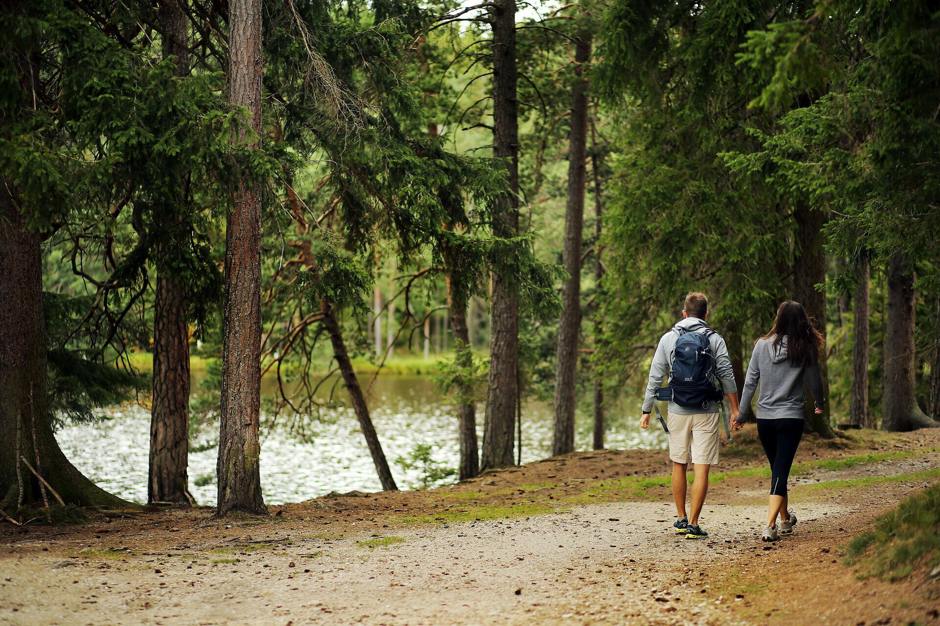 Romantická prechádzka popri pokojných vodách rybníka Edlesberg vás pozýva vychutnať si čerstvý vzduch a okolitú prírodu. Vysoké stromy poskytujú tieň a vytvárajú pokojnú atmosféru, zatiaľ čo jemné šumenie vody vás pozýva na oddych.