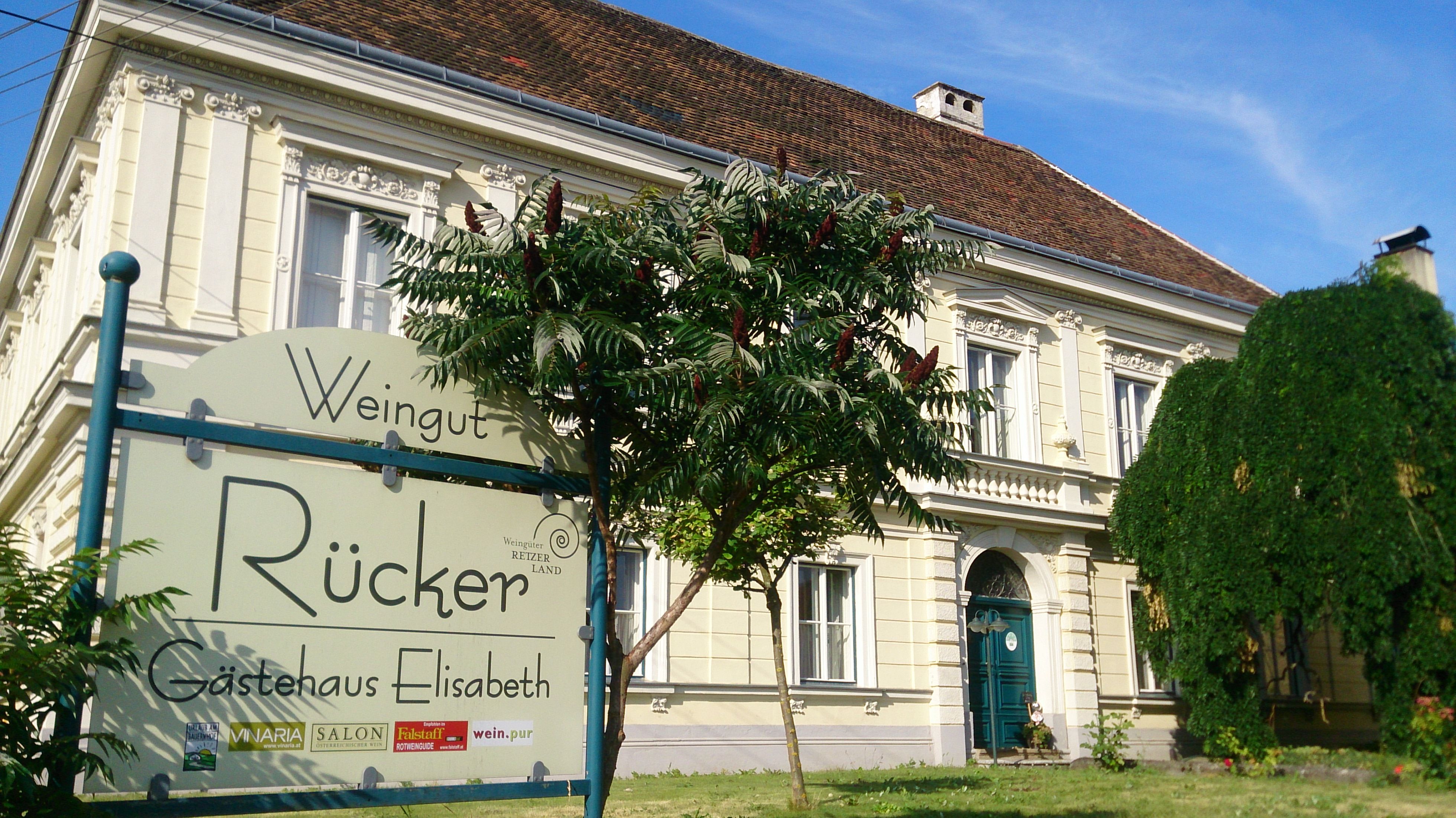Historická budova s nápisom "Weingut Rücker Gästehaus Elisabeth".