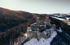 Kirchschlag castle ruins with fire tower, &copy; Nieder&ouml;sterreich Werbung, Tereza Bokrov&aacute;