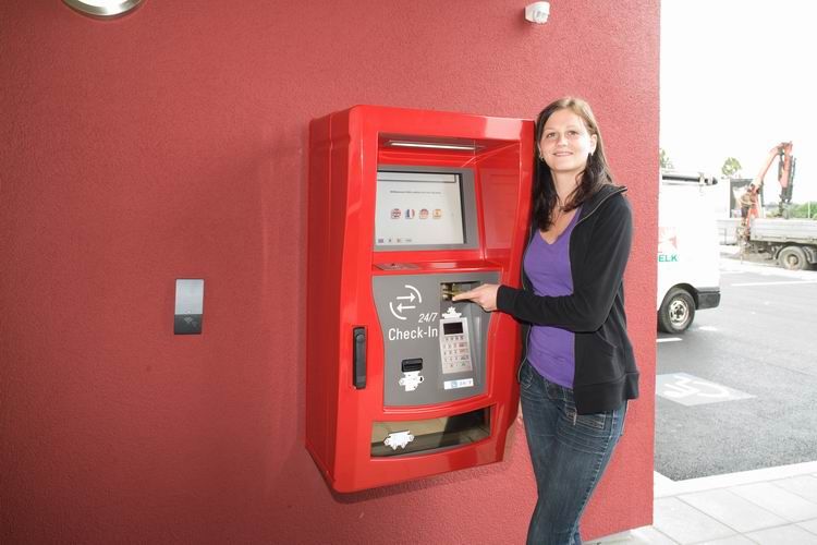Žena používa registračný automat v hoteli Cleverhotel Herzogenburg.