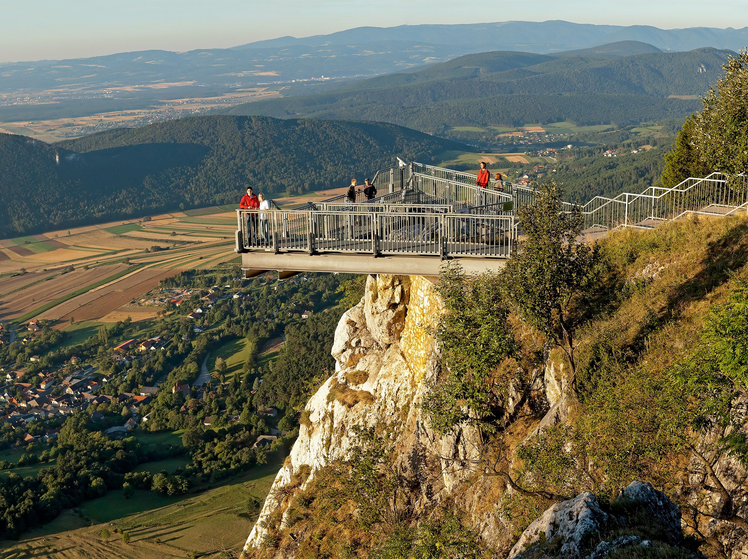 Skywalk Hohe Wand s návštevníkmi a výhľadom na krajinu.