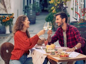 Genuss beim Heurigen im Wienerwald, &copy; Wienerwald