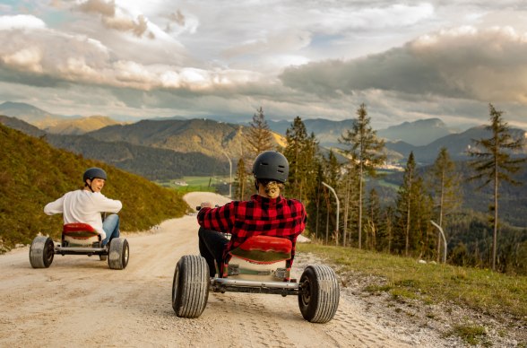 Svižná jazda dolu z kopca na horských motokárach!, © Niederösterreich-CARD/schwarz-koenig.at