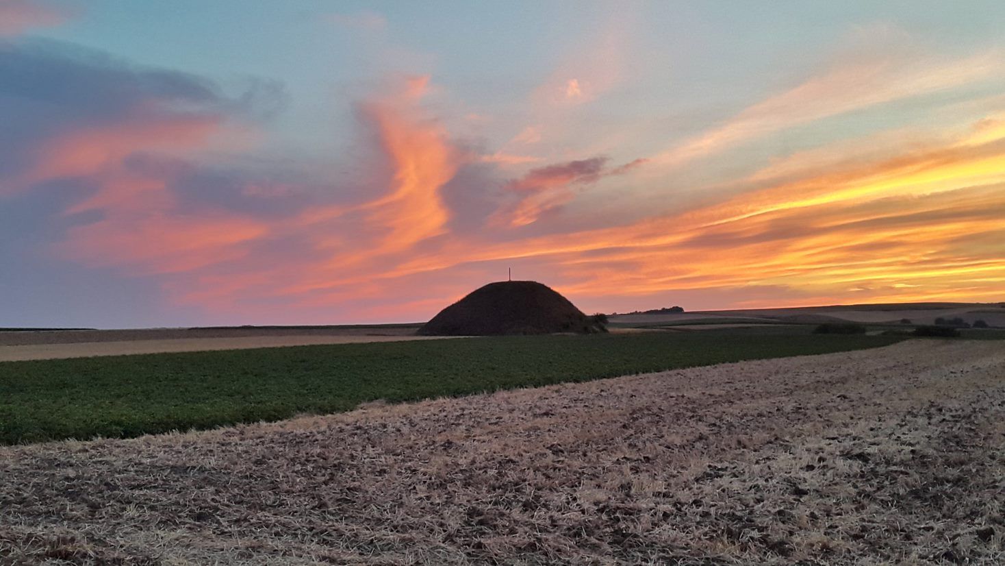 Tumulus pri západe slnka