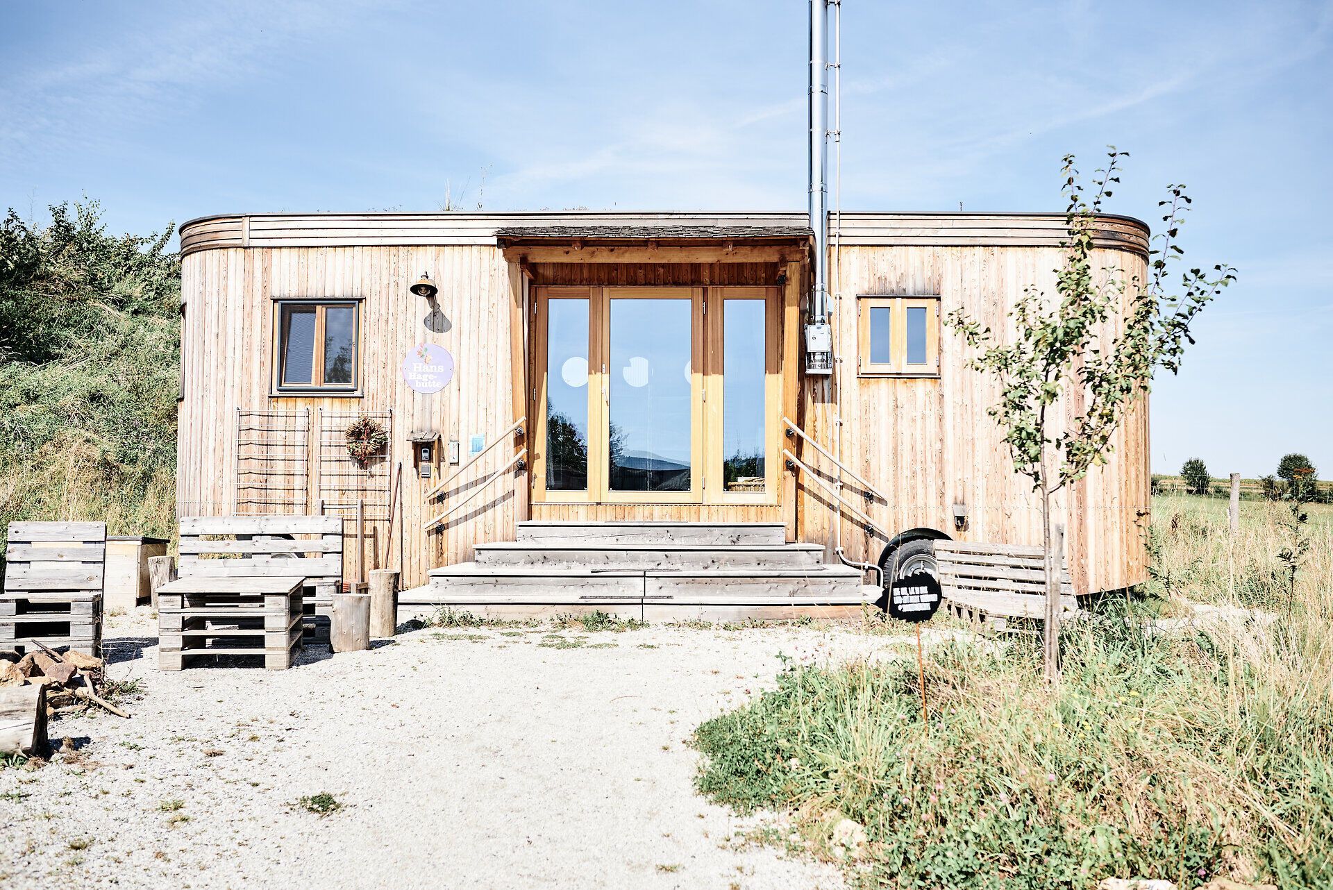 Inmitten der sanften Hügel des Waldviertels strahlt das charmante Holzhaus eine einladende Atmosphäre aus. Umgeben von üppigem Grün und blühenden Pflanzen lädt es dazu ein, die Ruhe der Natur zu genießen und die Seele baumeln zu lassen.