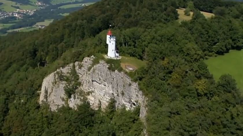 Letecký pohľad na Urlingerwarte na zalesnenom kopci.