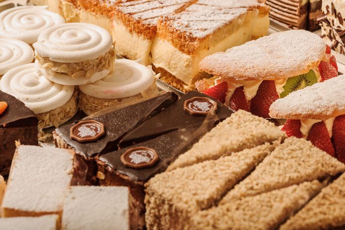 Rôzne koláče a torty v cukrárni.