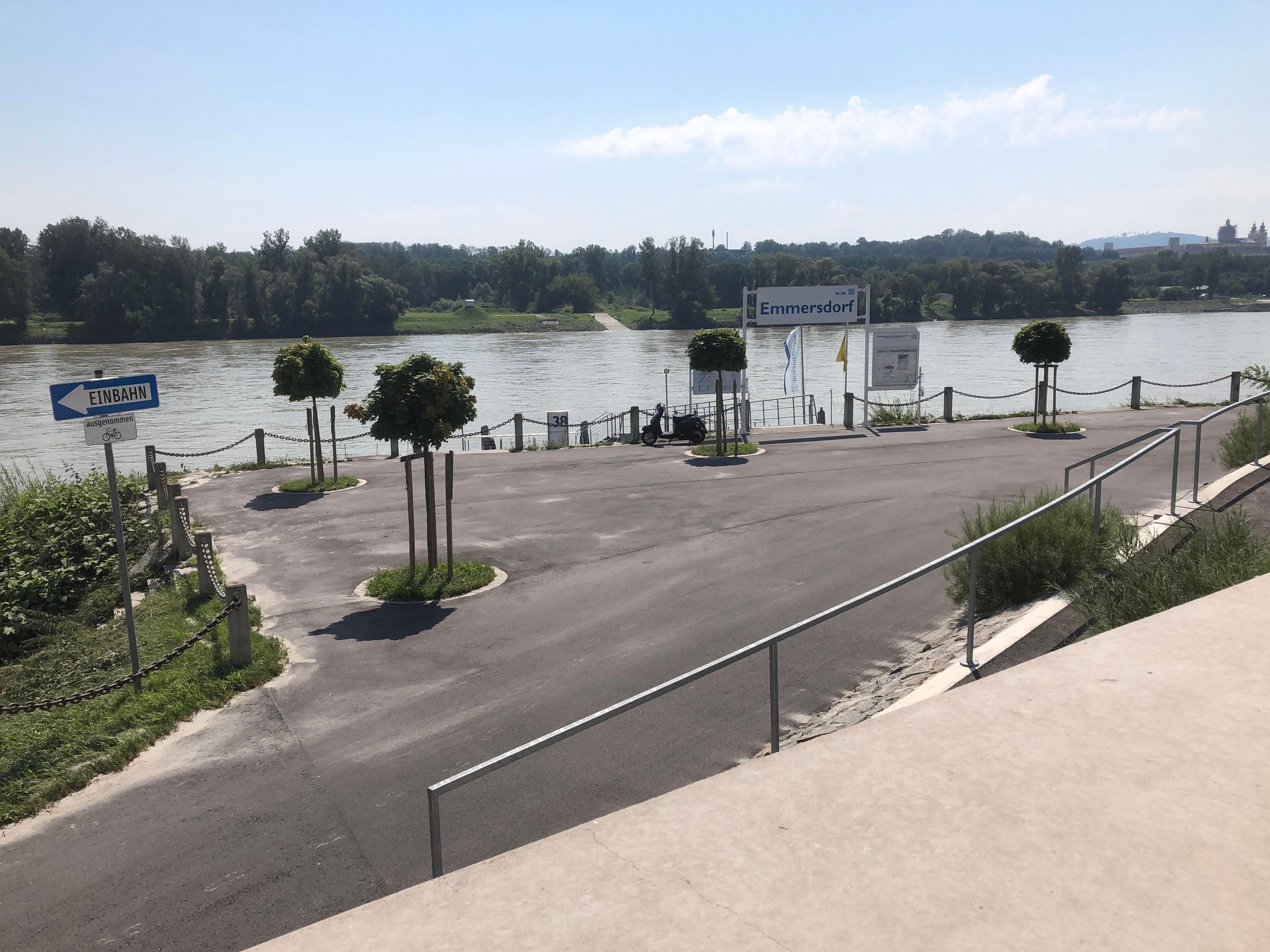Prístavisko Emmersdorf s riekou a stromami v pozadí.