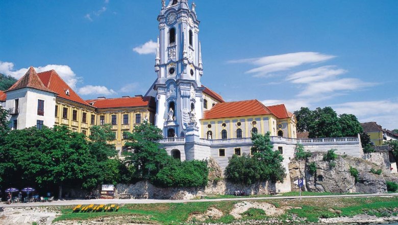 Barokov&yacute; kostol v rak&uacute;skom D&uuml;rnsteine na brehu Dunaja.