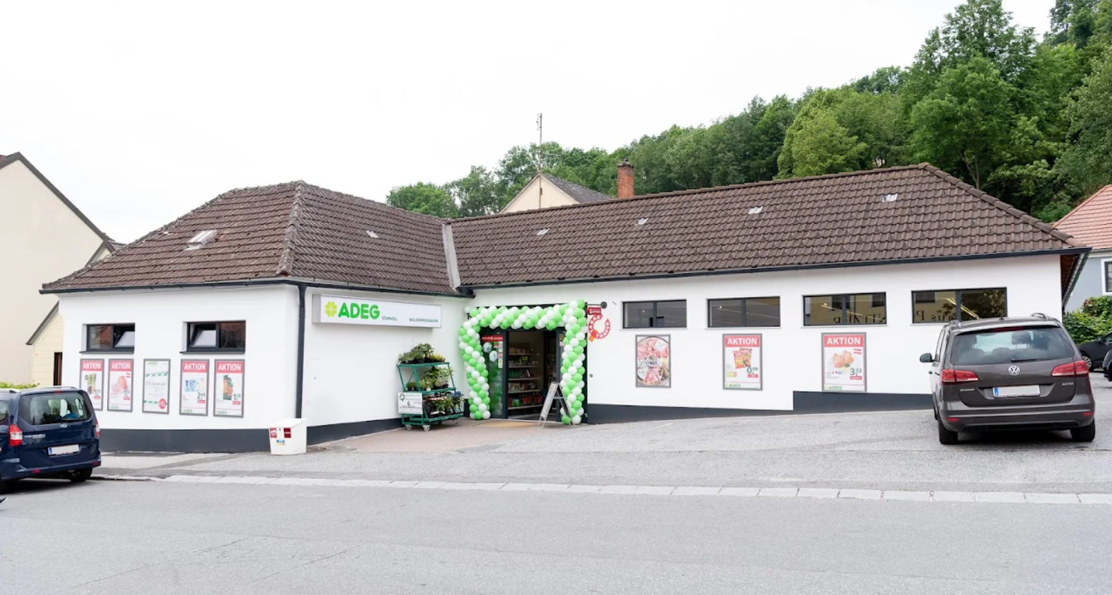Vchod do supermarketu ADEG vyzdobený balónmi.