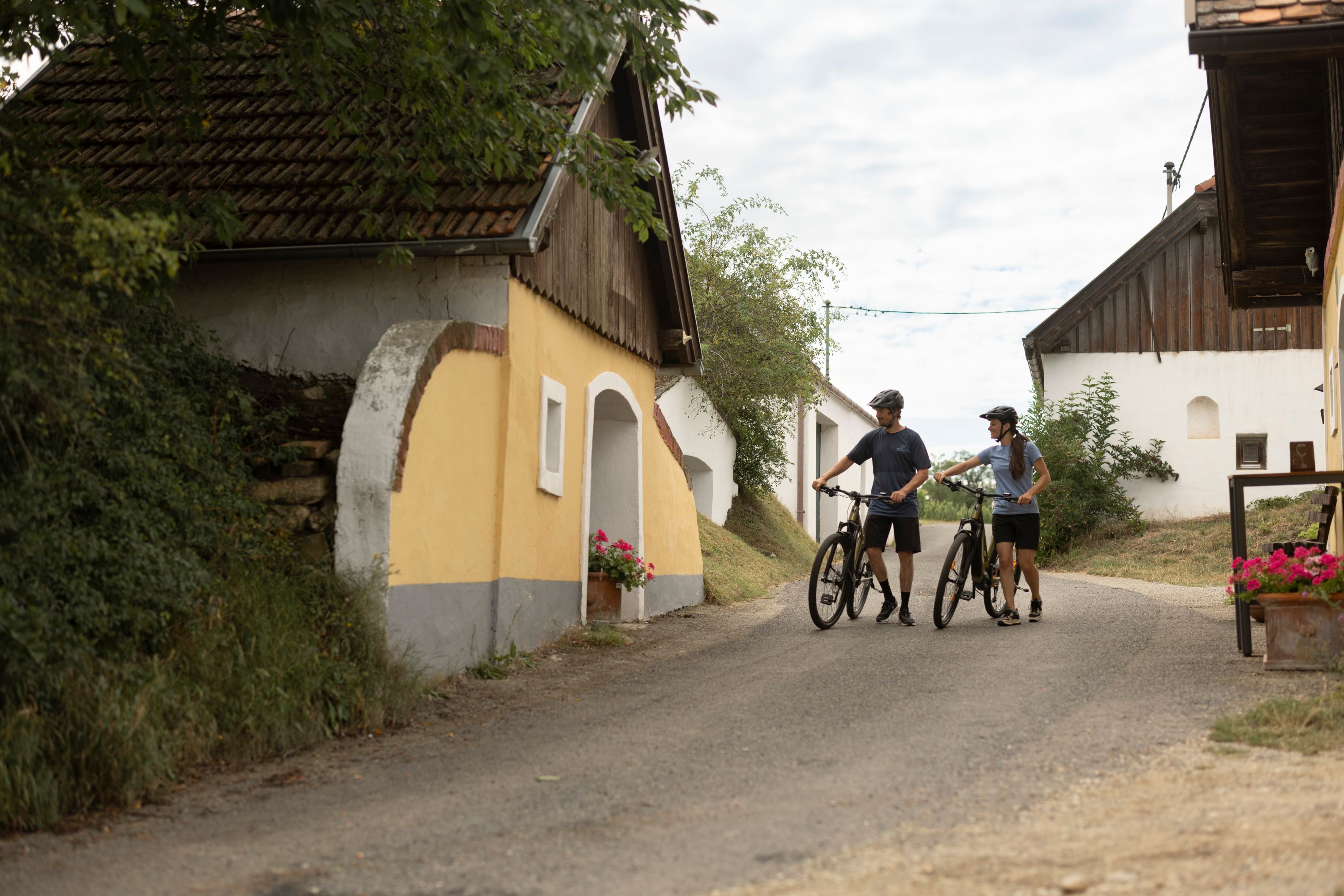 Dvaja cyklisti na ulici Öhlbergkellergasse v Pillersdorfe.