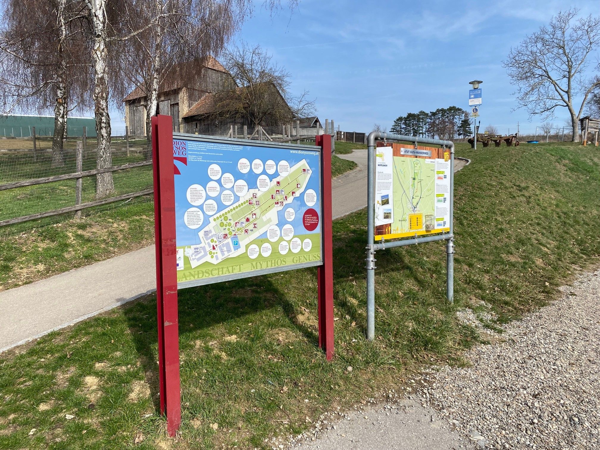 Smerovník na Dionýzovej ceste v Mistelbachu s mapami a informáciami.