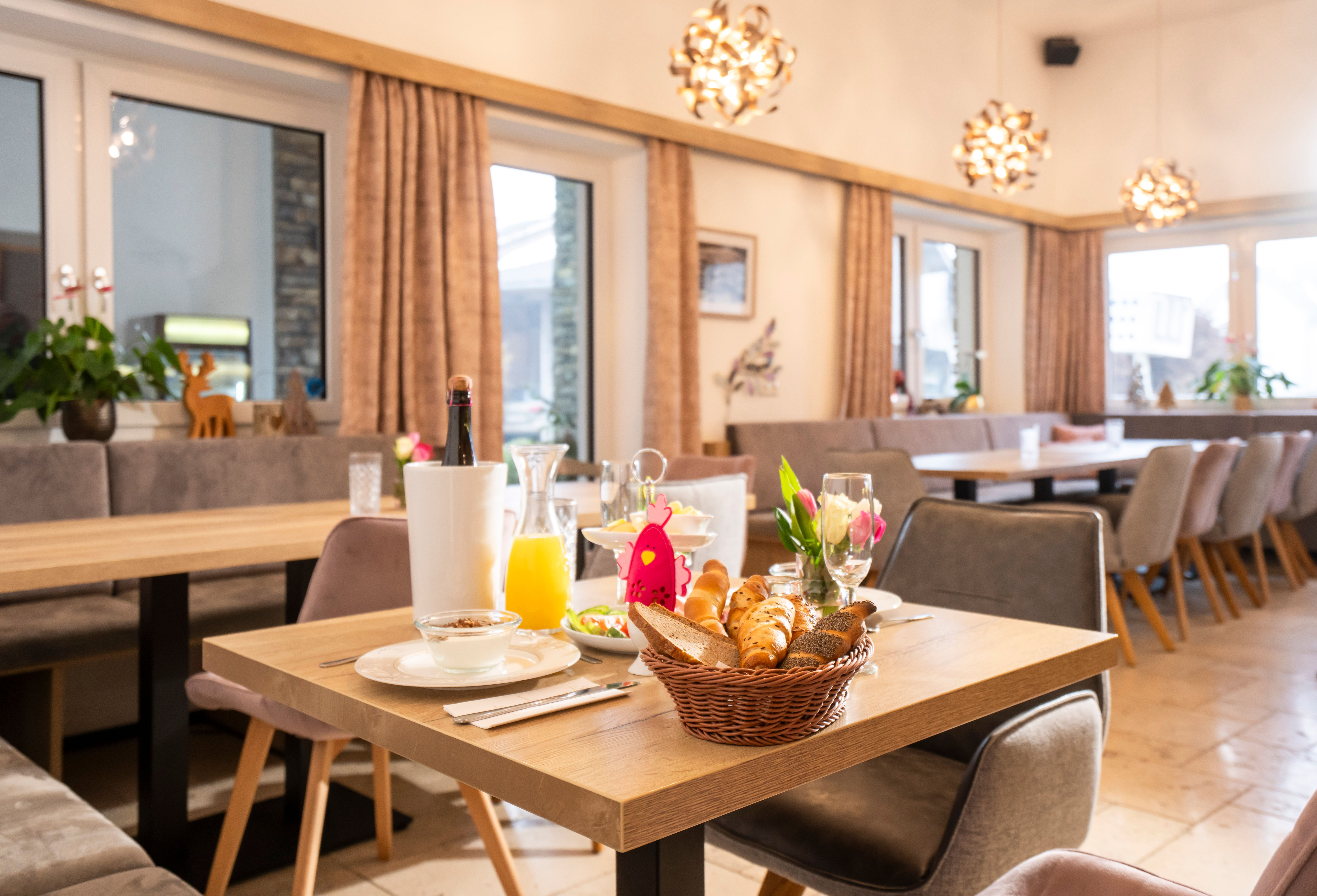 Bohato prestretý raňajkový stôl s výrobkami z vlastnej produkcie