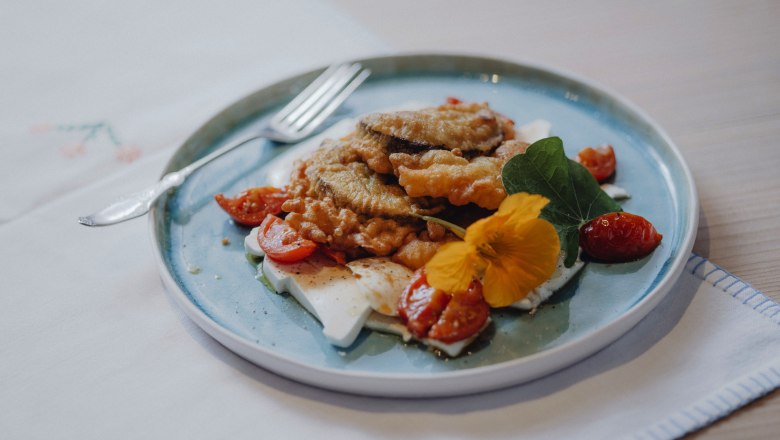 Ziegenfrischkäse mit Knusperblunze, Paradeiser, © Niederösterreich Werbung/Rita Newman