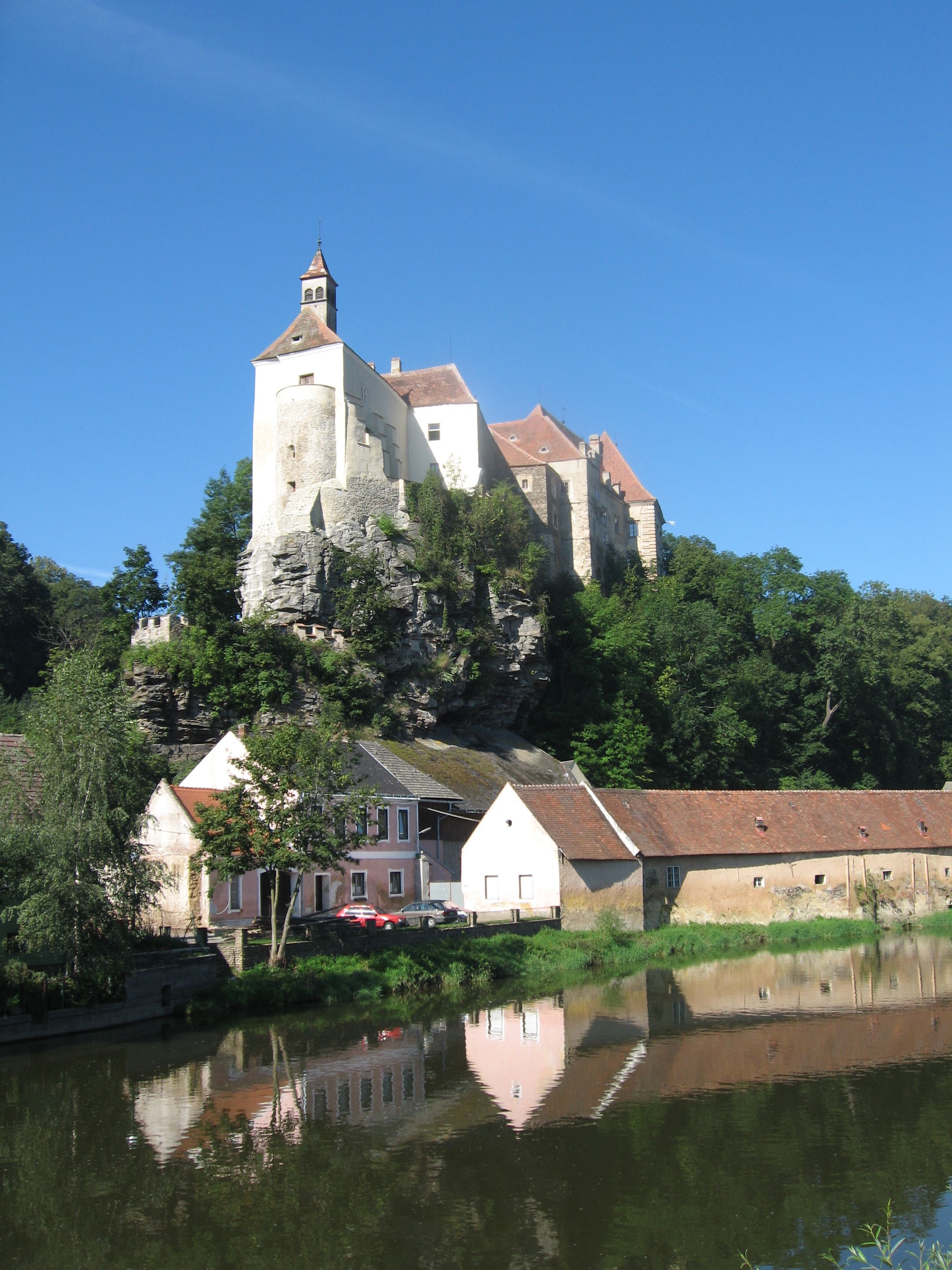Hrad Raabs an der Thaya na skale nad domami a riekou.