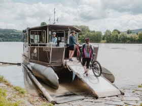 Radf&auml;hre "Donaubus" auf der Donau von Ottensheim nach Linz, &copy; WGD Donau Ober&ouml;sterreich Tourismus GmbH