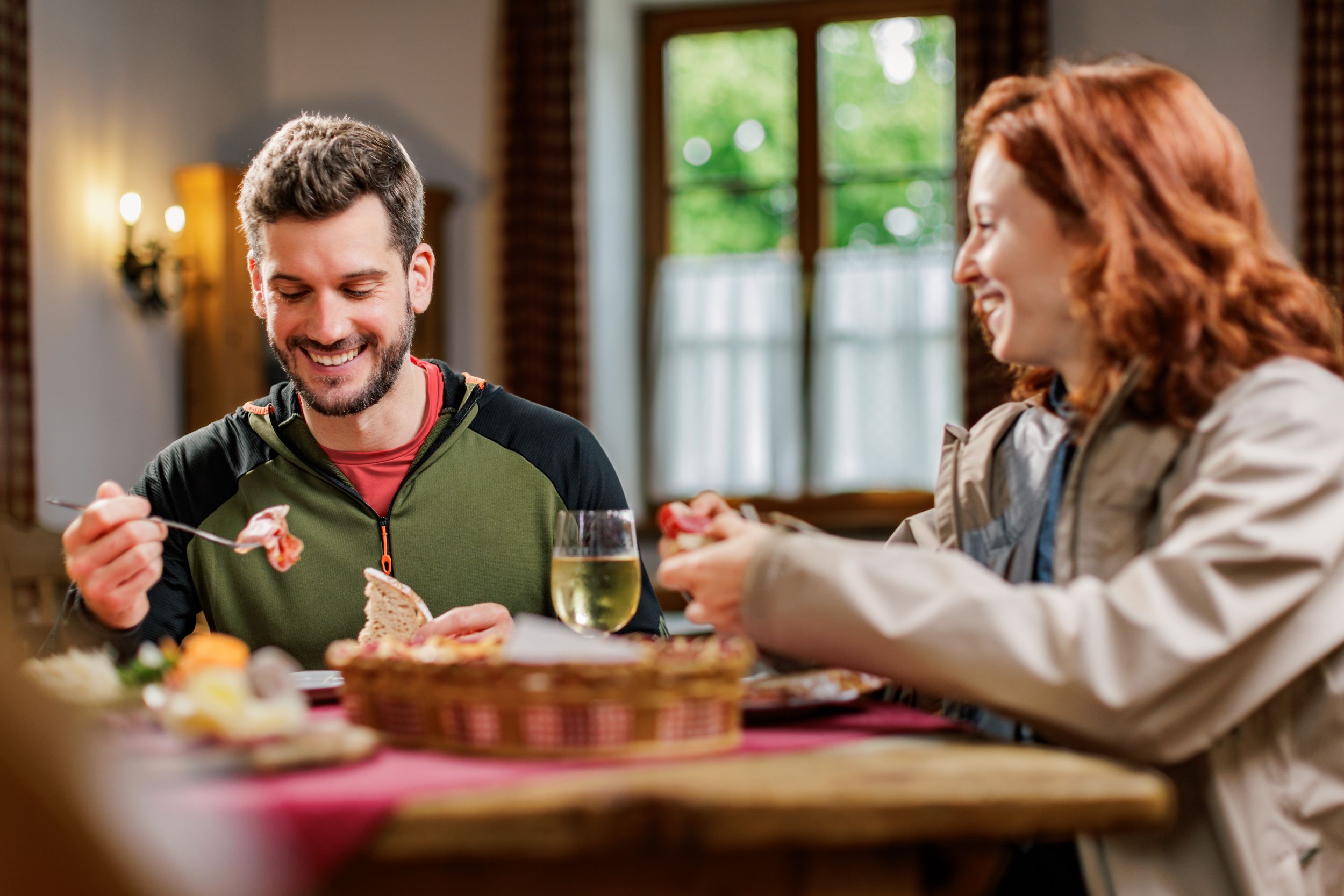 Muž a žena sa delia o občerstvenie vo Viechi