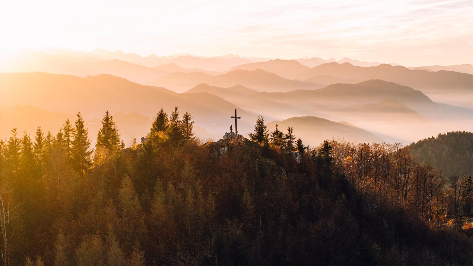 Mierne kopce Mostviertelu žiaria v teplom jesennom svetle a stromy hýria pestrými farbami. Kríž na vrchole pozýva turistov, aby si vychutnali úchvatný výhľad na okolité hory a údolia. Tu, kde je príroda v plnom rozkvete, nájde každý návštevník miesto pokoja a inšpirácie.
