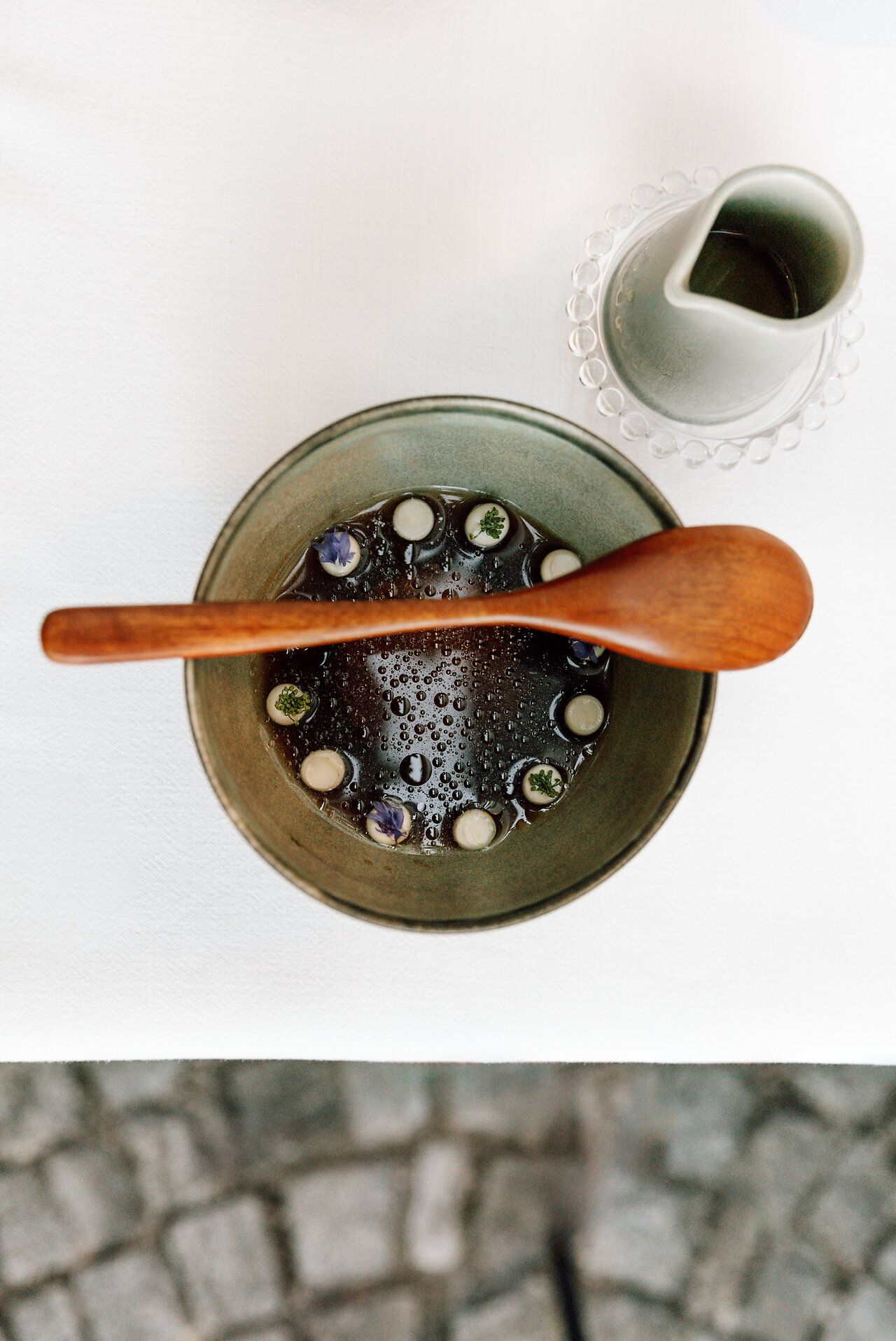 Osoba sedí na stoličke v jednoduchom interiéri a pozerá sa do kamery