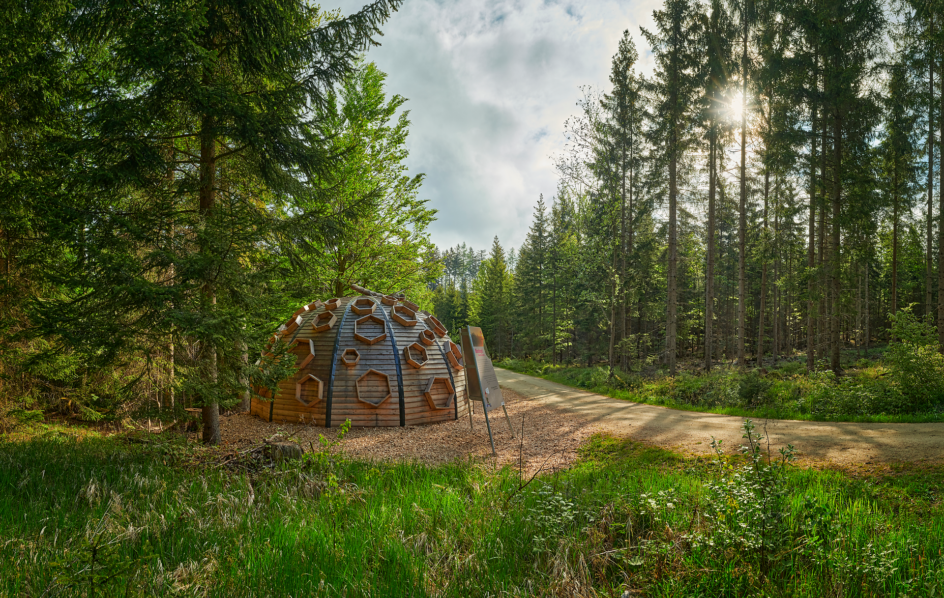 Moorkugel je obklopený majestátnymi stromami a kopcami a pozýva vás na oddych v prírode. Harmonická kombinácia dreva a prírody vytvára príjemnú atmosféru, ktorá poteší turistov aj milovníkov prírody.