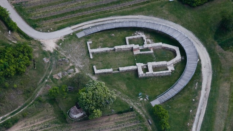 Holy Stone excavation with viewing platform, &copy; Wolfgang Gerzer