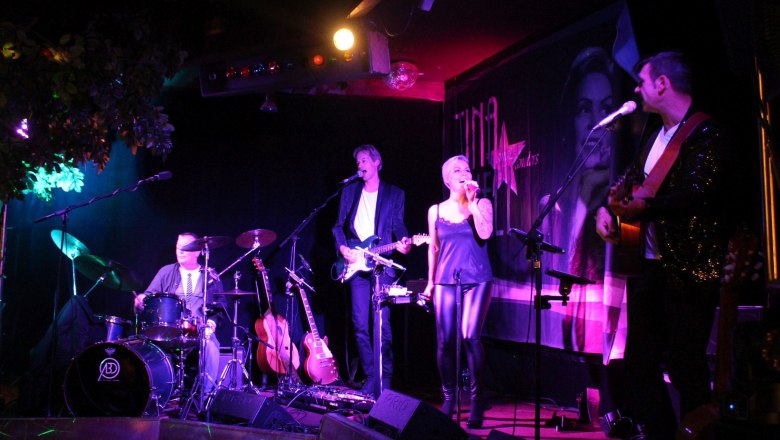 Vyst&uacute;penie kapely v Preiner Stadl so spev&aacute;kom a hudobn&iacute;kmi na p&oacute;diu.