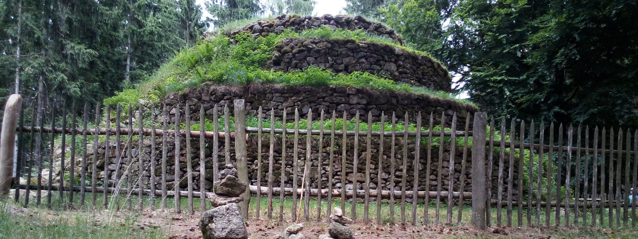 Kamenná pyramída vzdialená približne 3 km