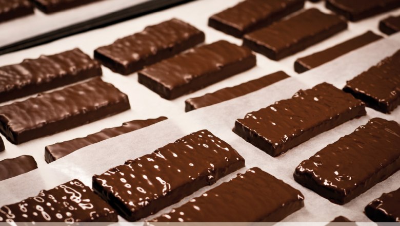 Su&scaron;ienky v čokol&aacute;de na papieri na pečenie v cukr&aacute;rni.