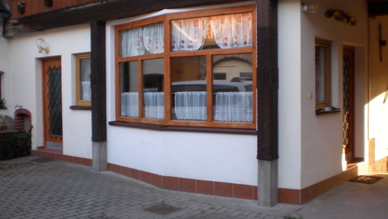 Lounge and courtyard, &copy; Rosina Steinbrunner