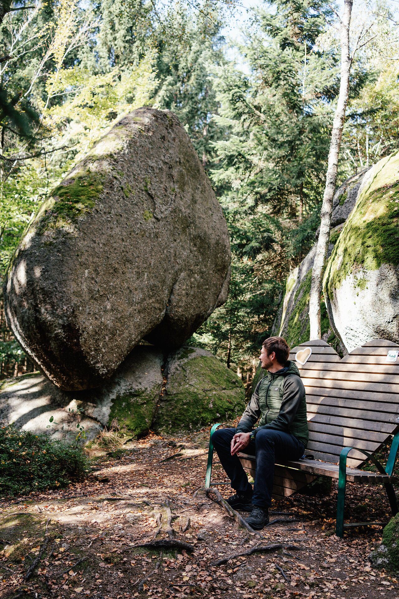 Toto miesto obklopené majestátnymi útesmi a hustými lesmi vás pozýva na dlhšie zotrvanie. Jemný vánok a štebot vtákov vytvárajú harmonickú atmosféru, ktorá turistov očarí. Tu, na Herzsteinweg, je krása prírody priam hmatateľná.