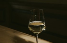 Wine glass, &copy; Weinviertel Tourismus / Sophie Menegaldo
