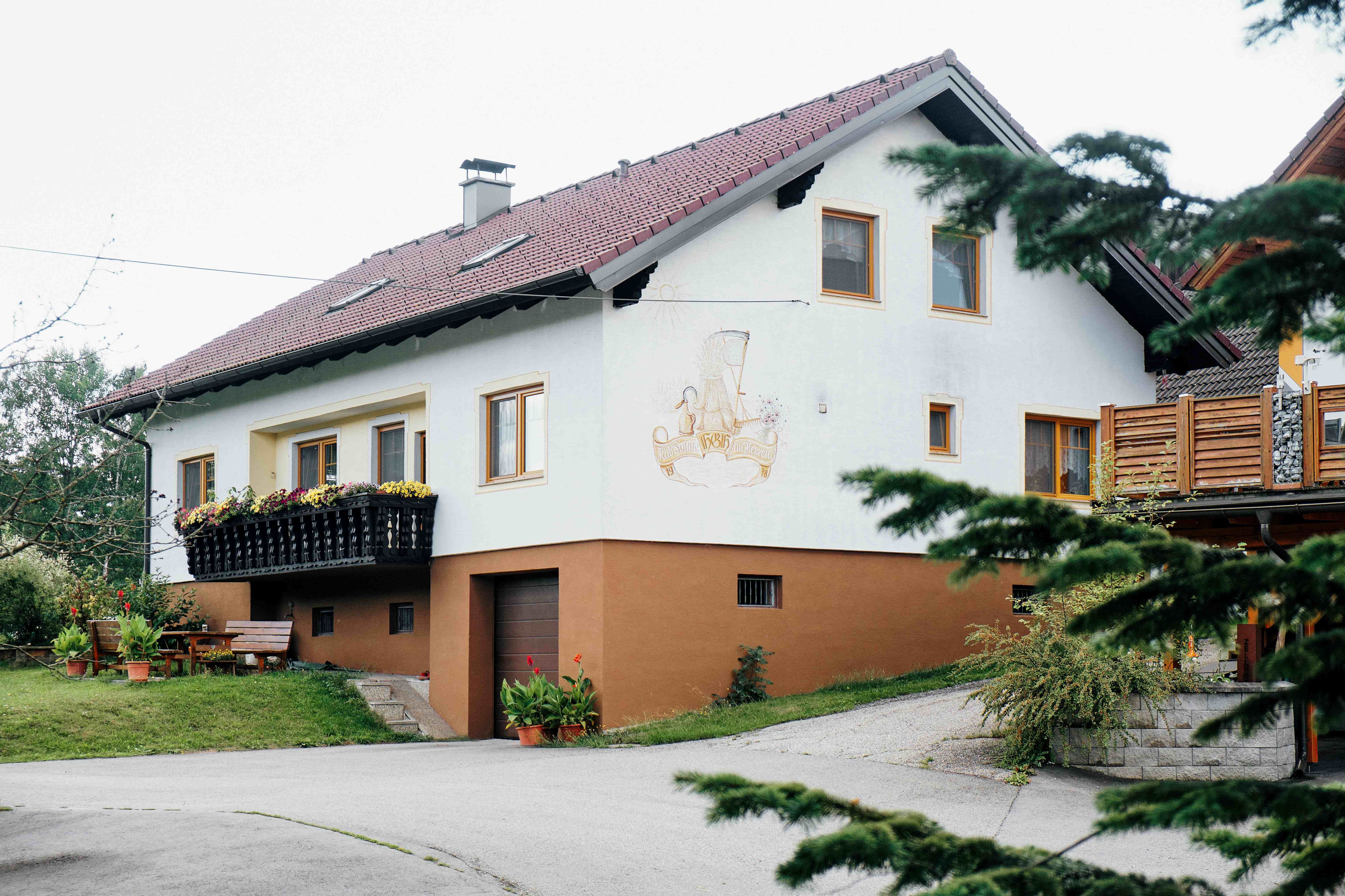 Pohľad na náš dom s rekreačnými bytmi na 1. poschodí