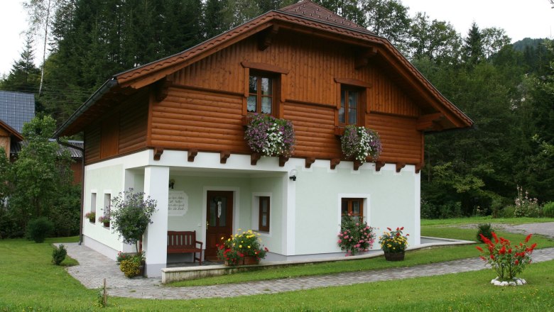 Pohľad na dom v lete, &copy; Margarete Bachner