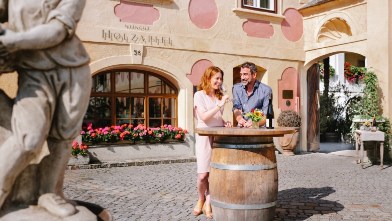 Wine tasting in front of the Holzapfel winery, © Martina Siebenhandl