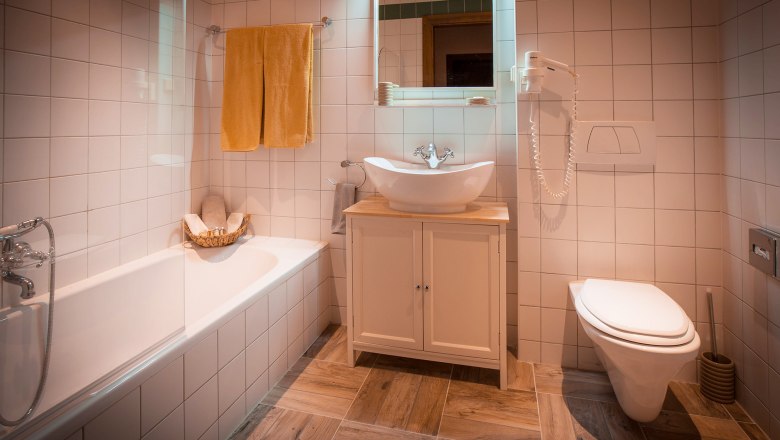 Bathroom - Deluxe double room with garden view, © Schlossschenke