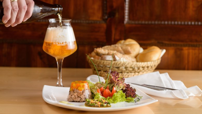 zum-golden-loewen-gericht with beer, &copy; N&Ouml;W, Rita Newman