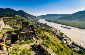 View from the Hinterhaus ruins in Spitz, &copy; Robert Herbst