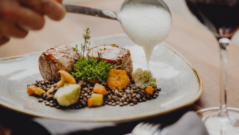 Pork medallions, bacon coat, lentils, Veltliner foam, &copy; Nieder&ouml;sterreich Werbung/Rita Newman
