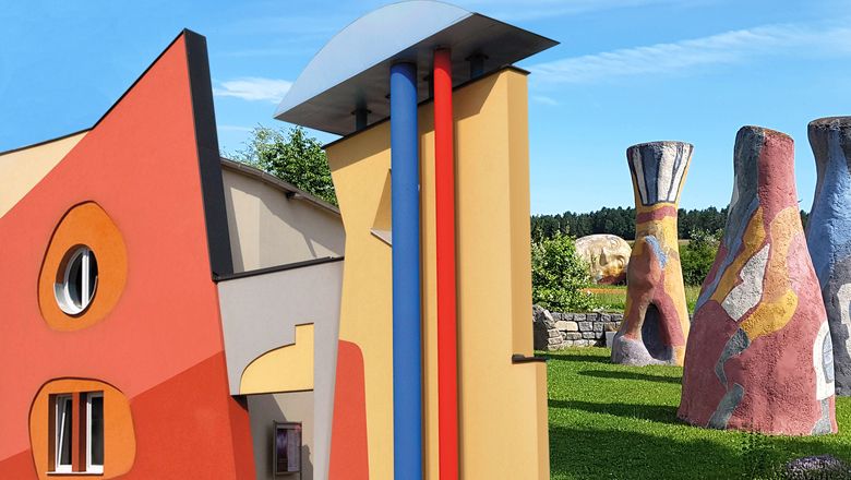 Farebná budova so sochárskymi prvkami v múzeu umenia Waldviertel.