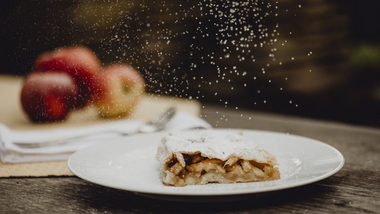 Homemade apple strudel, © Niederösterreich Werbung/Sophie Menegaldo