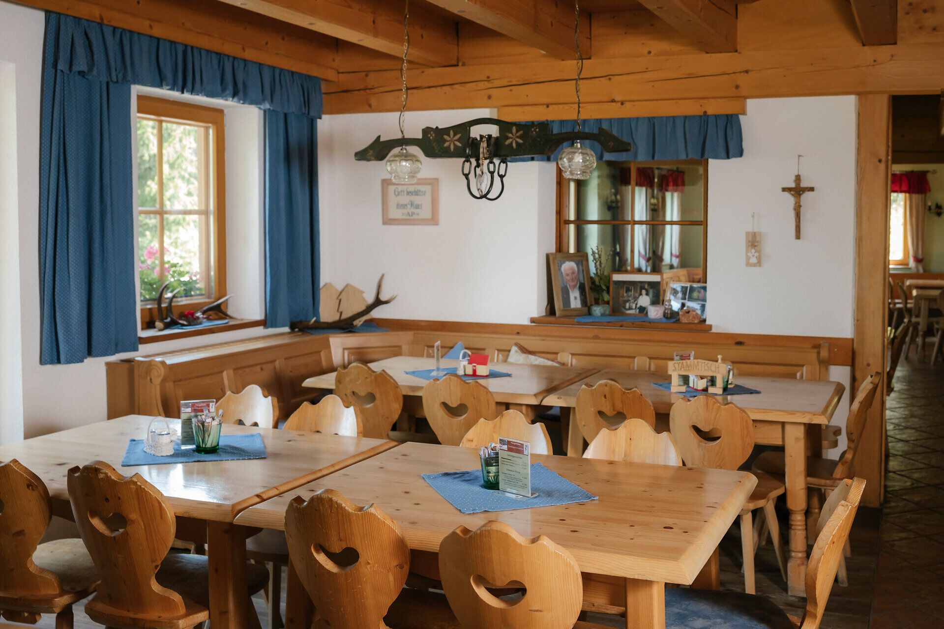 Jedáleň so stoličkami v tvare srdca a modrými závesmi v horskej chate Hengsthütte na Schneebergu