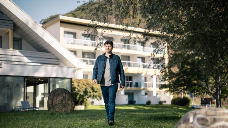 Josef Dietmann pred hotelom Krainerhütte, © Niederösterreich Werbung/ Martin Fülöp