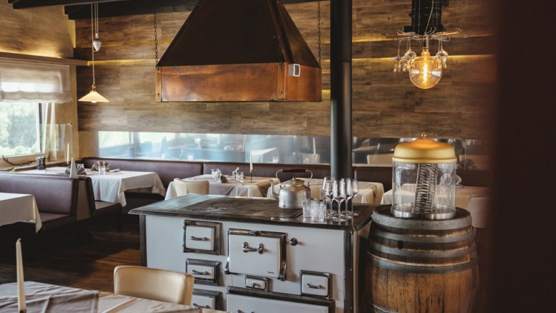 Cooking courses and show cooking in the wood-fired oven, © Niederösterreich Werbung/Michael Reidinger