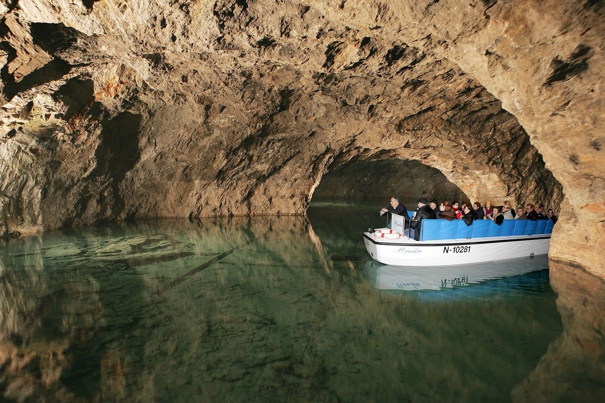 Prehliadka podzemnej jaskyne s turistami na malom člne.
